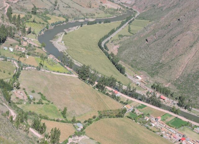 Peru's Manu Road is renowned among birders for its staggering avian diversity, and I was thrilled to share this experience with two fellow birding enthusiasts from the States. Our recent 2-day adventure along this legendary route proved that, with the right combination of expert guidance, optimal timing, and a dash of luck, it's entirely possible to spot over 100 bird species in Cusco, Peru. In this blog post, I'll share the highlights of our trip and provide insider tips on how to maximize your birding experience in this incredible region